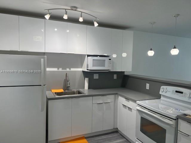 Building Photo - 1600 NE 114th St Unit 201