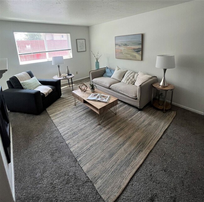 Building Photo - 2 Bedroom Condo at Greentree Condominiums! Unit 13