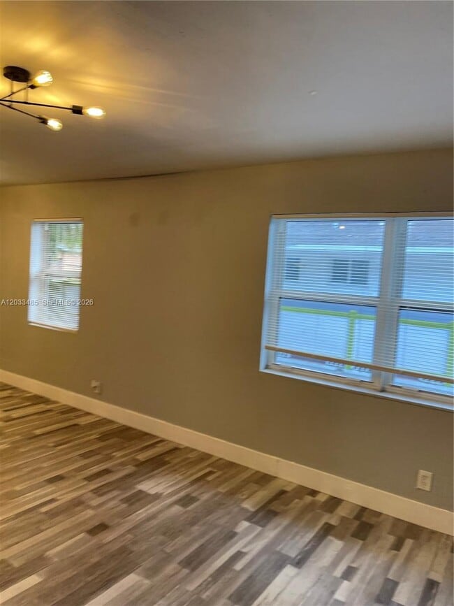 Building Photo - 1532 SW 5th Pl Unit D
