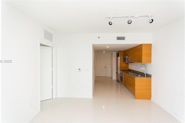 Building Photo - 495 Brickell Ave Unit 5008