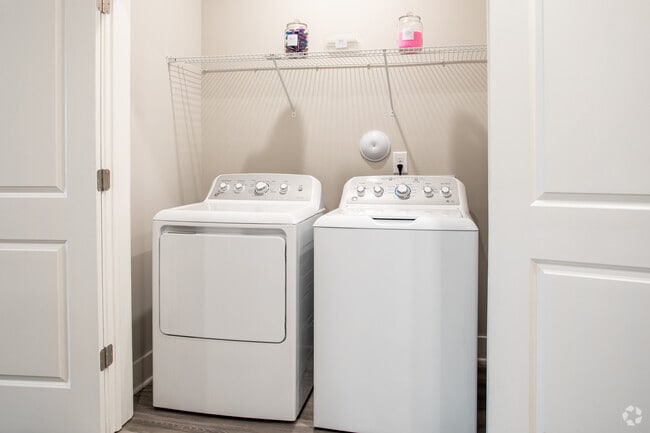 2BR, 2BA - 1,087SF - Laundry