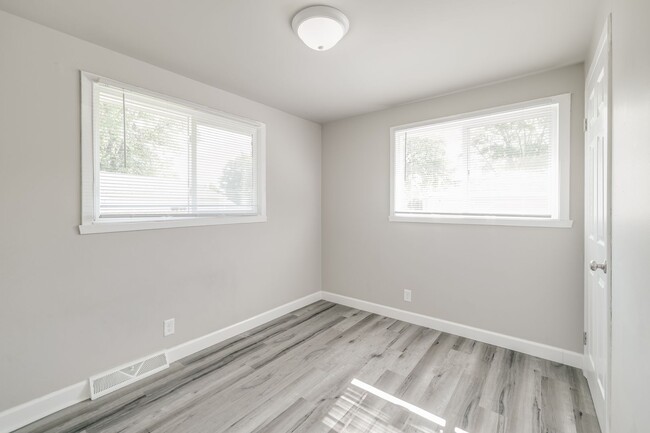 Photo - 471 Farwell Ave