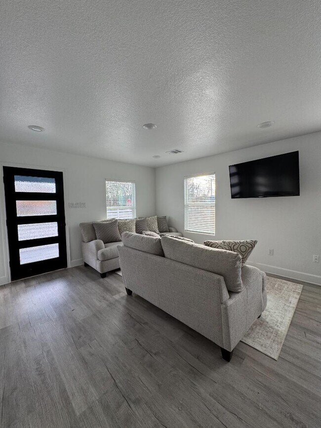 Photo - 7401 Anzac St