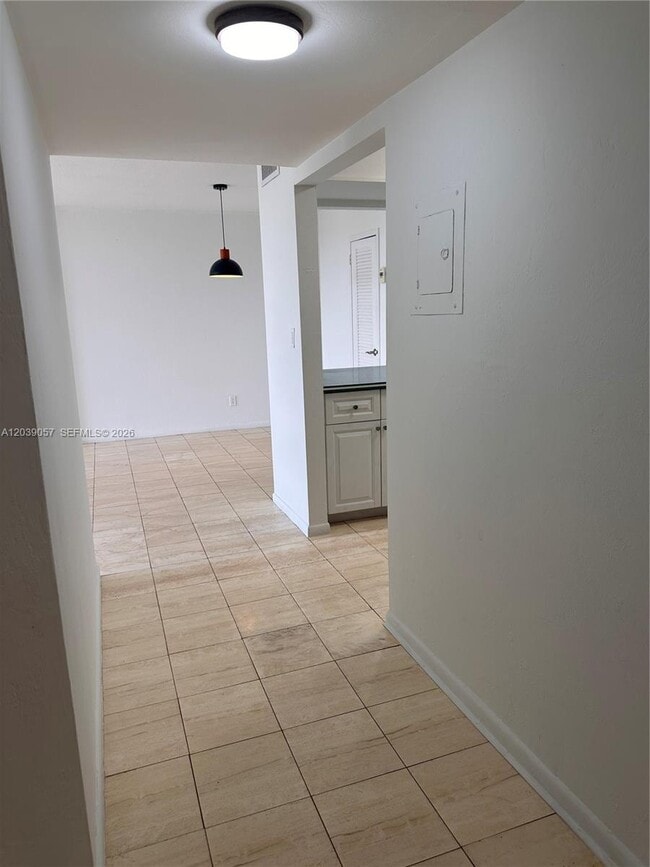 Building Photo - 2715 Tigertail Ave Unit 506