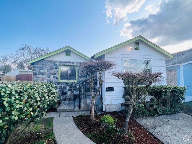 Building Photo - 824 6th St SE Rental