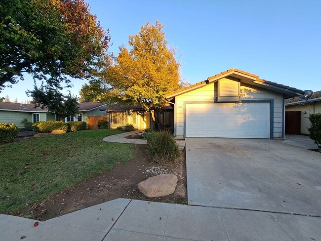 Building Photo - Charming Fresno Home with Beautiful Curb Appeal!