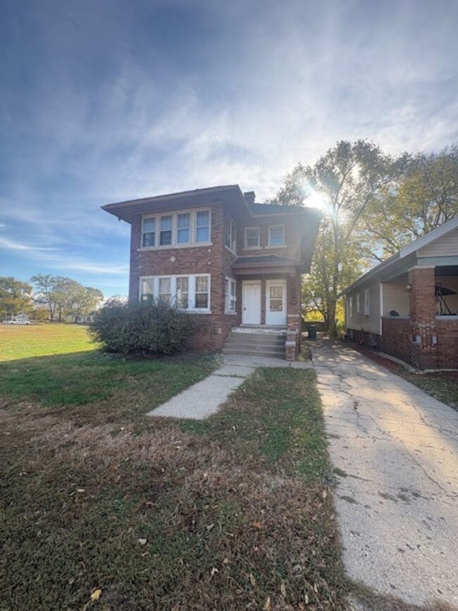 Building Photo - 1208 NE Jefferson Ave Unit 2