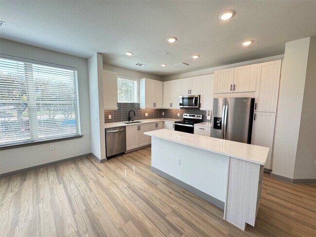 Building Photo - 11604 Stonehollow Dr Unit B8.116