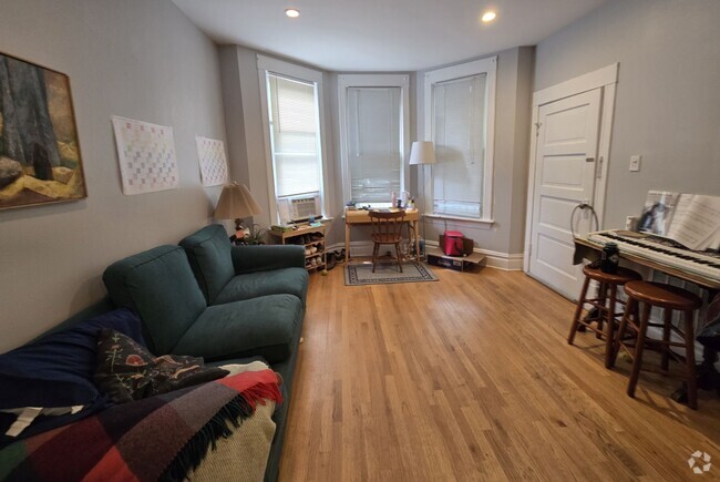 Building Photo - 2118 W Fletcher St Unit 1 Rental