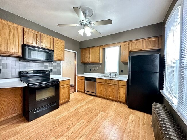 Photo - AVAILABLE Now - 3 Bed, 1 Bath