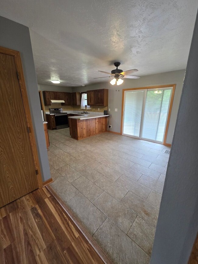 Photo - 501 Adare Rd