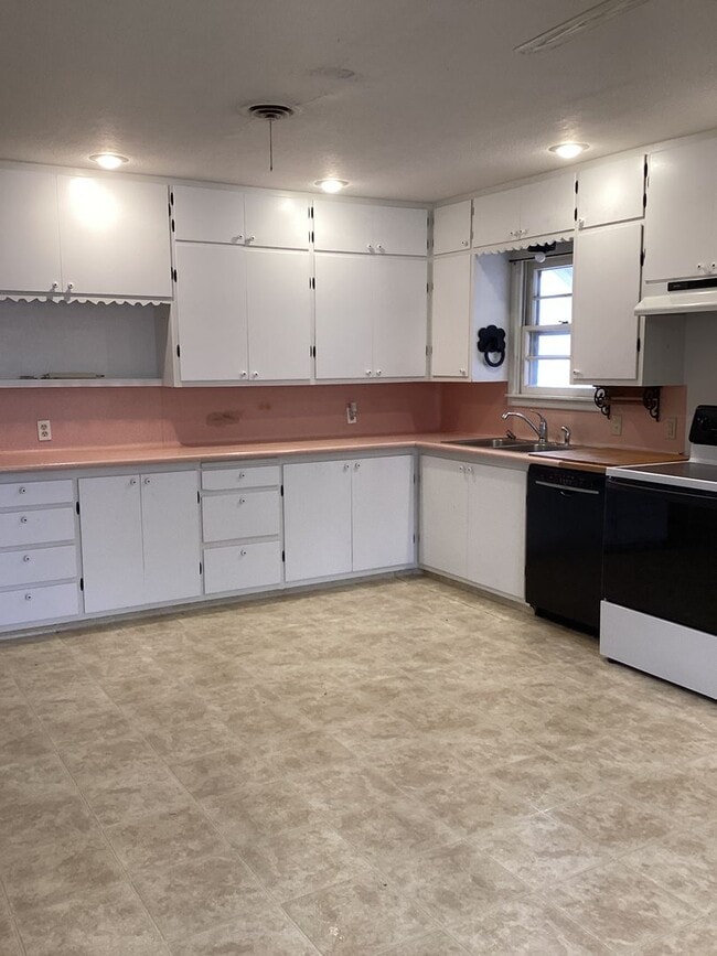 Photo - Spacious 3 Bedroom! Close to ENMU Campus in Portales!  Pets Welcome!