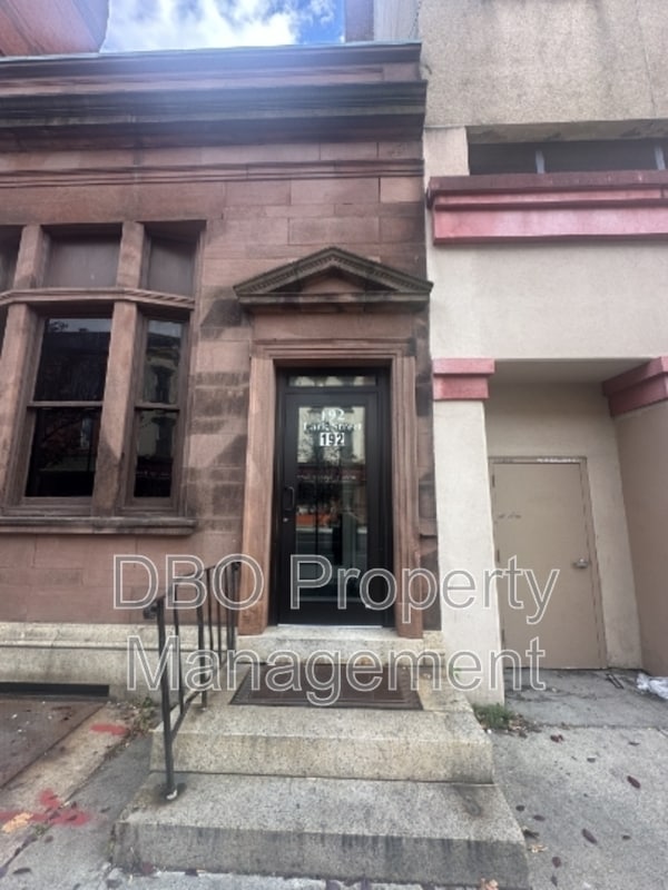 Photo - 192 Lark St