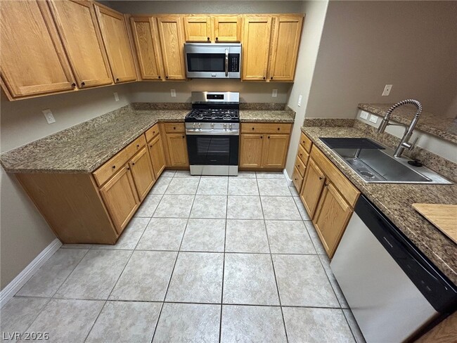 Photo - 907 Majestic Oak St