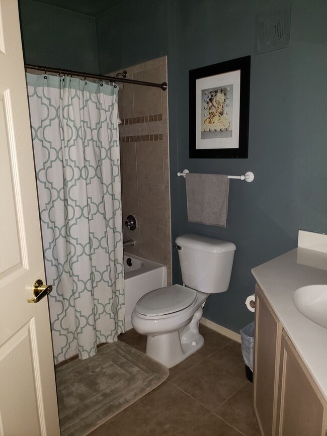 Building Photo - 2 Bedrooms, 2 Baths Executive