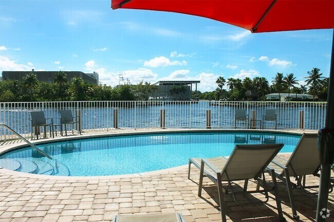 Building Photo - 1705 N Riverside Dr Unit 2 Rental