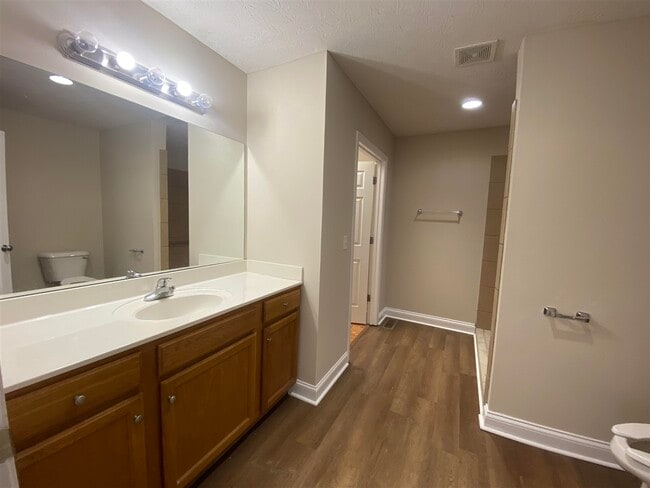 Photo - 1442 Calgary Way