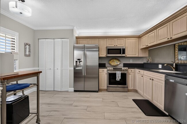 Building Photo - 275 Palm Ave Unit D 203