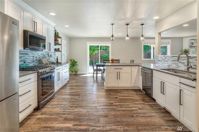 Photo - 1307 Riddell Ave NE