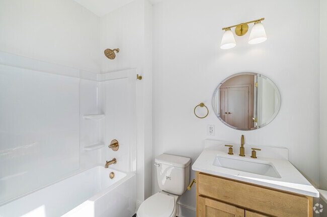 2BR, 2BA - 757SF - Primary Bathroom