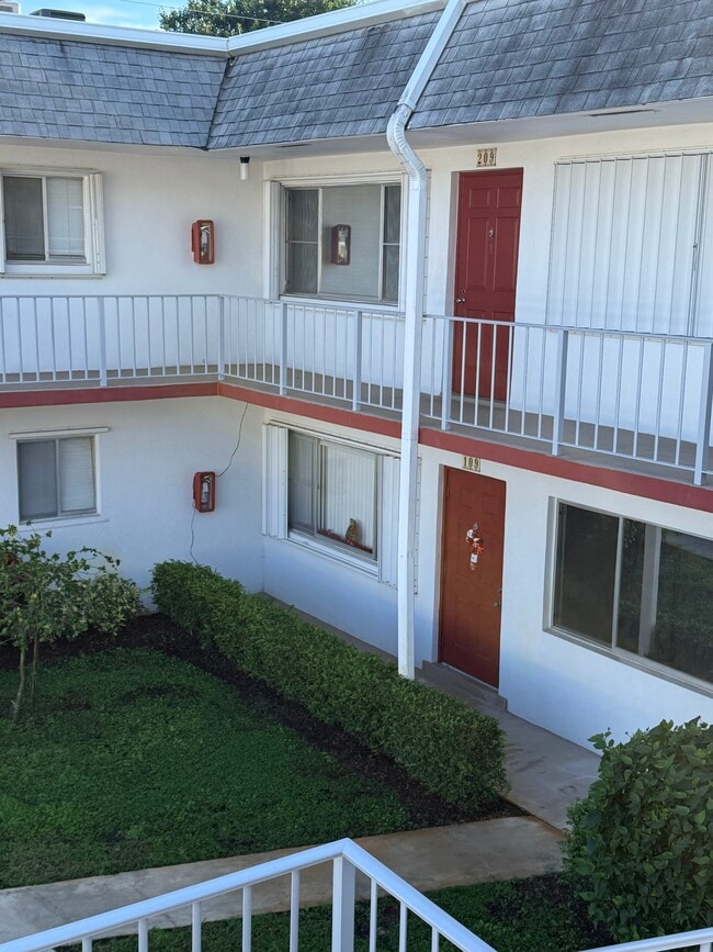 Apartamento en el segundo piso - 2960 Lake Osborne Dr Unidad 209