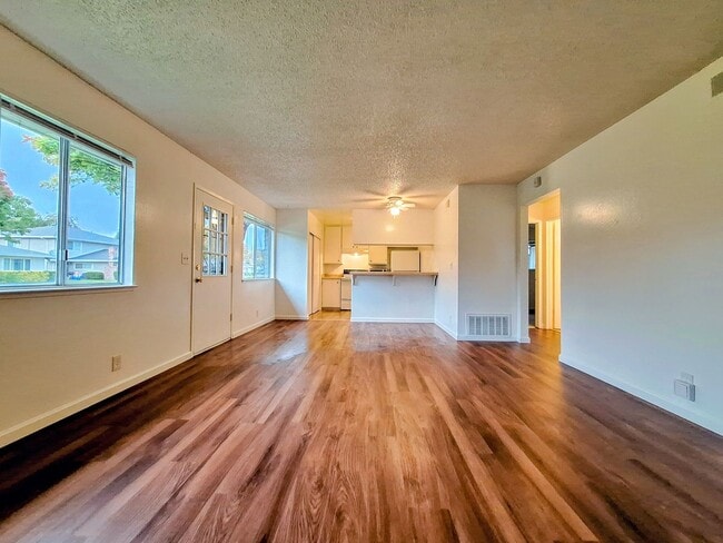 Building Photo - Ground Floor 2bd Condo With On-site Laundr... Unit 1