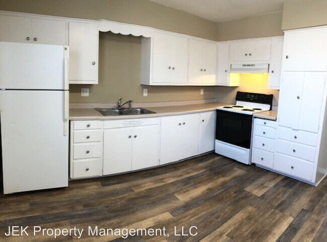 Photo - 910 W Badger Rd