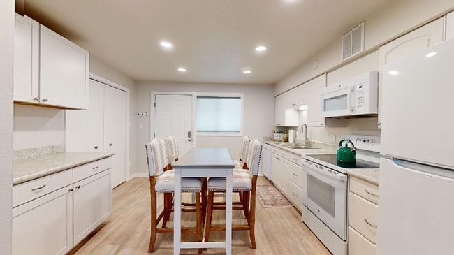 1701 Hudson St Unit 4