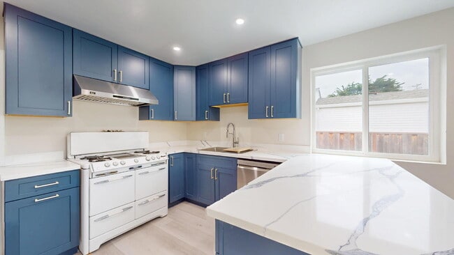 Photo - 976 Masson Ave