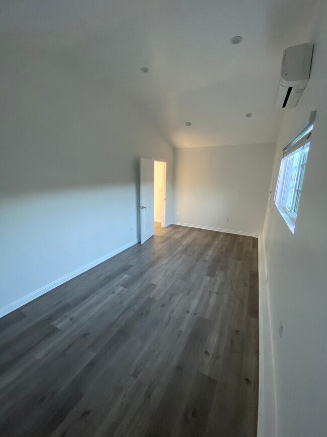 Photo - 22850 Erwin St