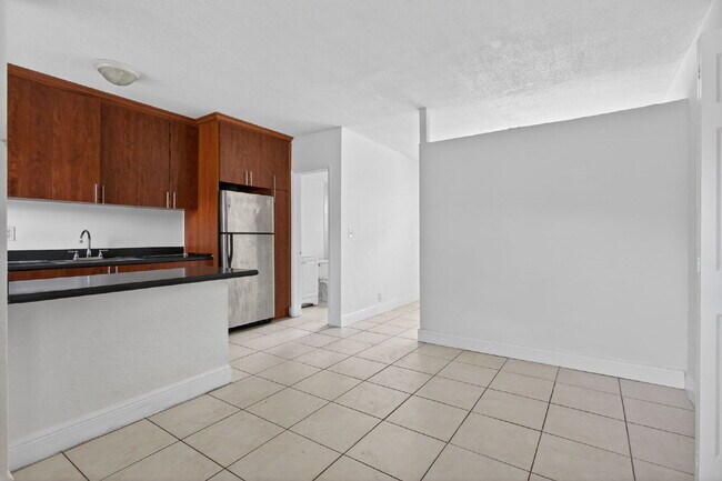 Photo - Bright & Modern 1-Bedroom Apartment in Prime Oakland Park Location Unidad 6