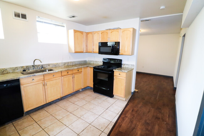 Building Photo - 2720 Eden Ave Unit 3 Rental