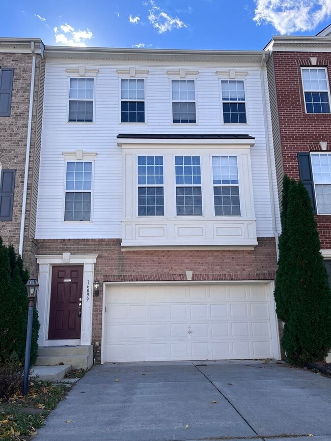 Building Photo - Large Townhouse In Haymarket