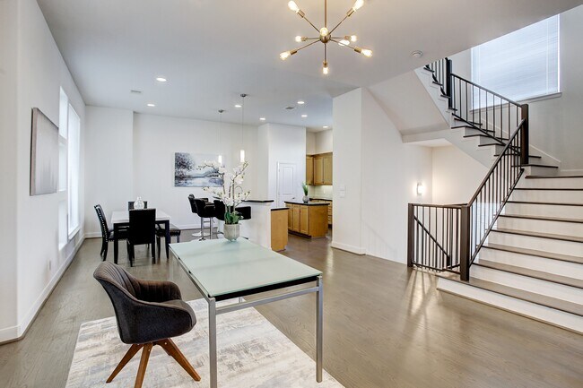 Photo - 902 Roy St