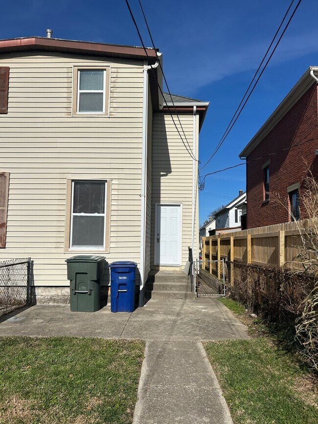 Photo - Spacious 1 Bedroom 1/2 Double with Basement & Extra Room Unit 523