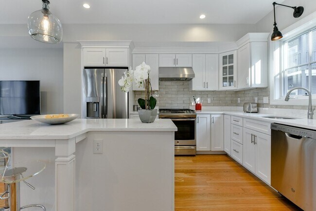 Photo - 145 Stoughton St