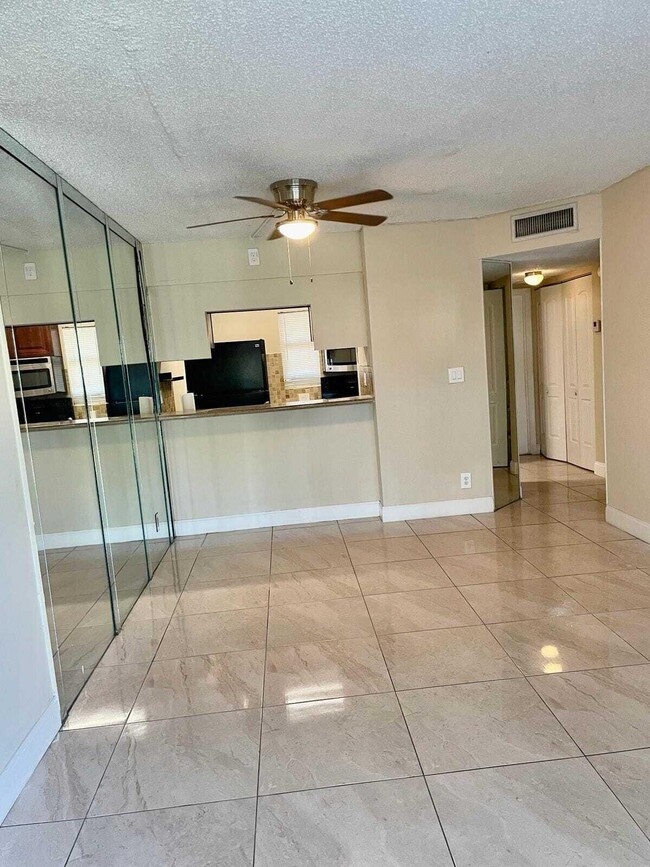 Building Photo - 9905 Twin Lakes Dr Unit 26-g