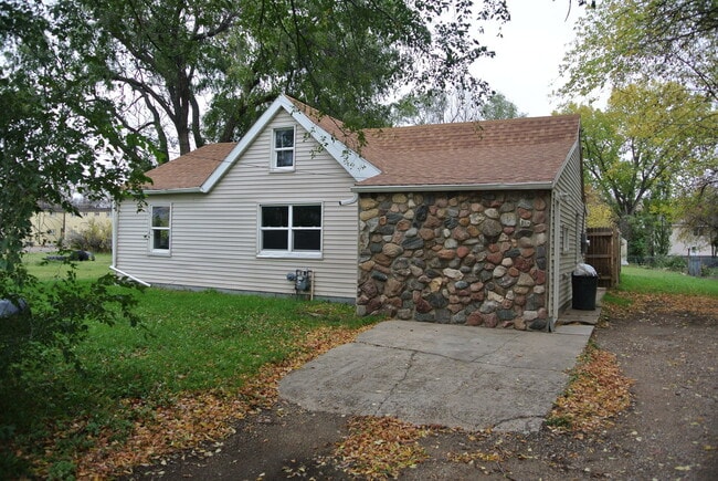 Building Photo - 1711 2nd Ave NW Unit 1