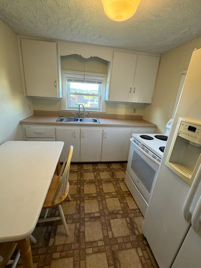 Eat in kitchen - 48 W Wilson St Unit Apartment B