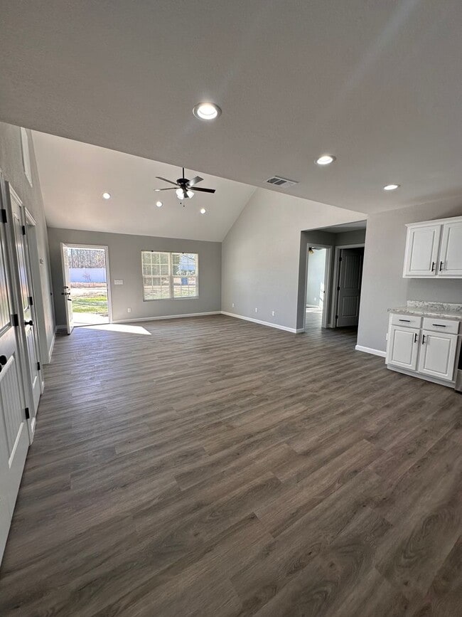 Photo - 3 Bed 2 Bath Brick House - Fenced in Backyard