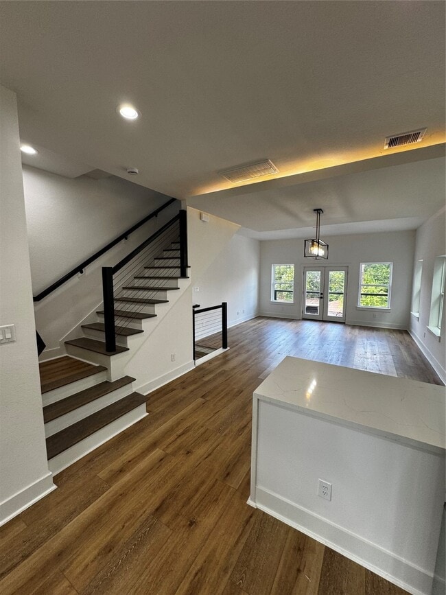 Photo - 868 E 35th St