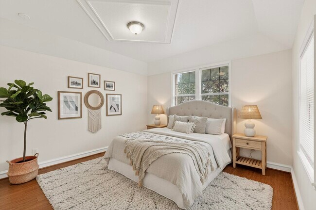 escenificado virtualmente - 5645 Santa Fe Ave