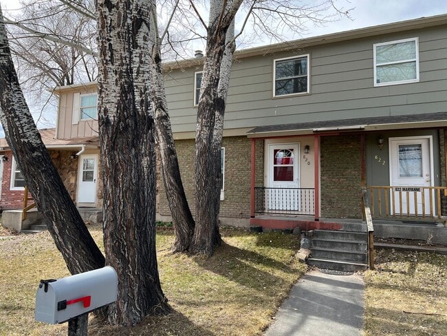 Building Photo - Very Nice 2-3 Bedroom, 1.5 Bath Townhome With 2 Car Garage