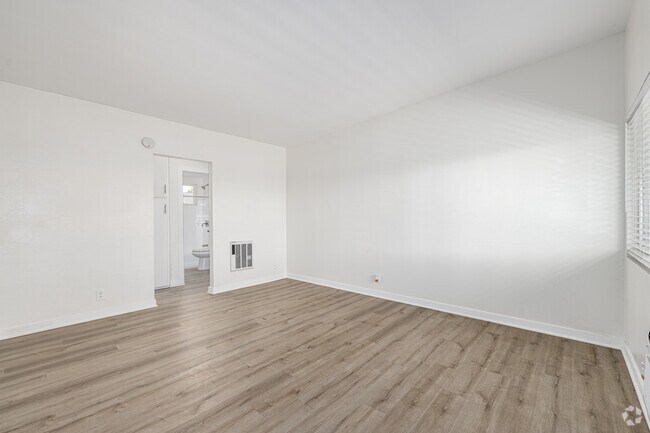 1BR, 1BA - 500SF - Living Room