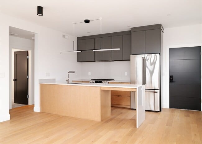 Building Photo - 182 Tremont St Unit 3