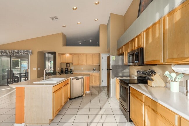 Building Photo - Spectacular 5 bdrm Home, OFFERS SOLAR ELECTRIC!