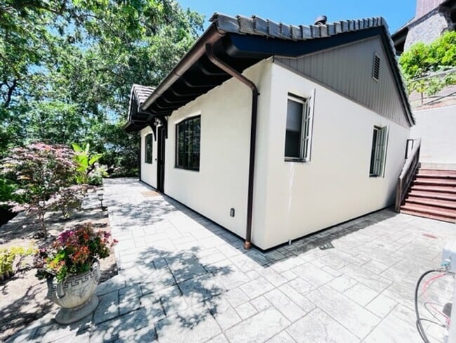 Building Photo - FURNISHED!!! Charming 2BD/1BA Single-Story... Unit A Rental
