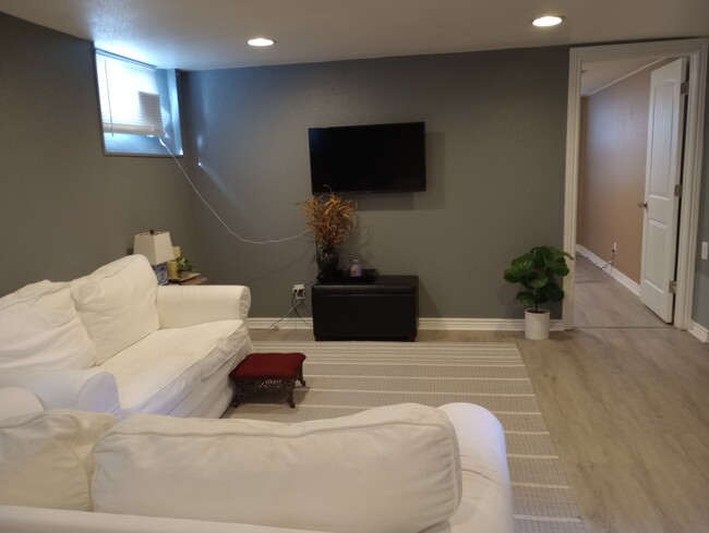 Living room, staged - 3280 Holly St Apartamentos Unidad Beautiful Basement