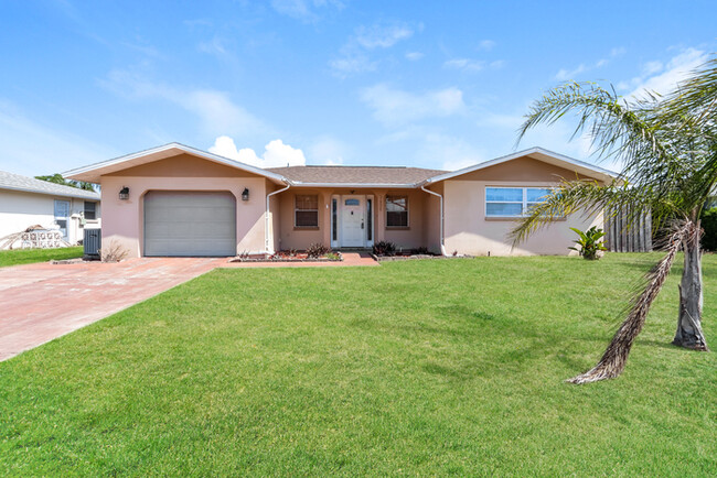 2-Bedroom Home with Fenced Backyard - 2-Bedroom Home with Fenced Backyard