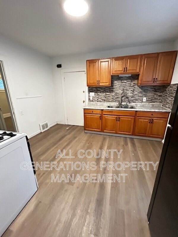 Photo - 9612 Lamontier Ave